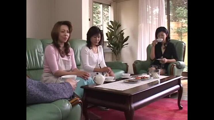 Экзотическая японская проститутка Майка Асаи, Норико Эномото, Юми Кадзама в порноролике с участием девушек с большой грудью.