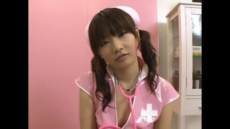 Аканэ Озора, горячая азиатская медсестра, получает анальный секс.