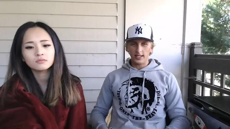 Удивительно милая девушка, трахающаяся на веб-камере.