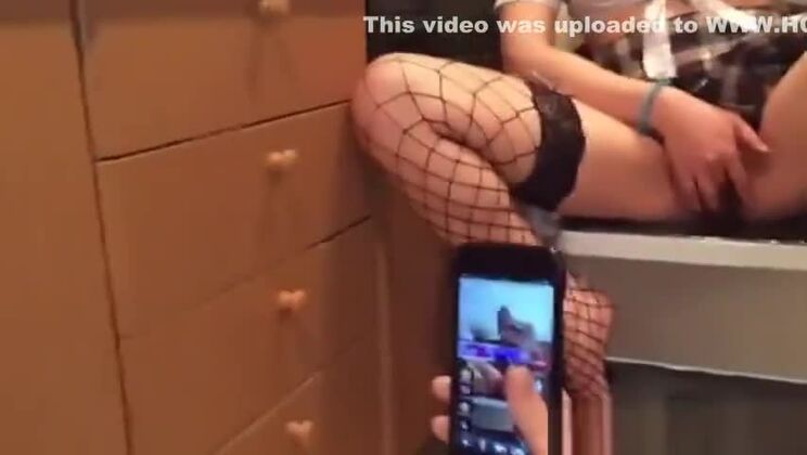 Две милые японские девушки хотят заняться сексом втроём.