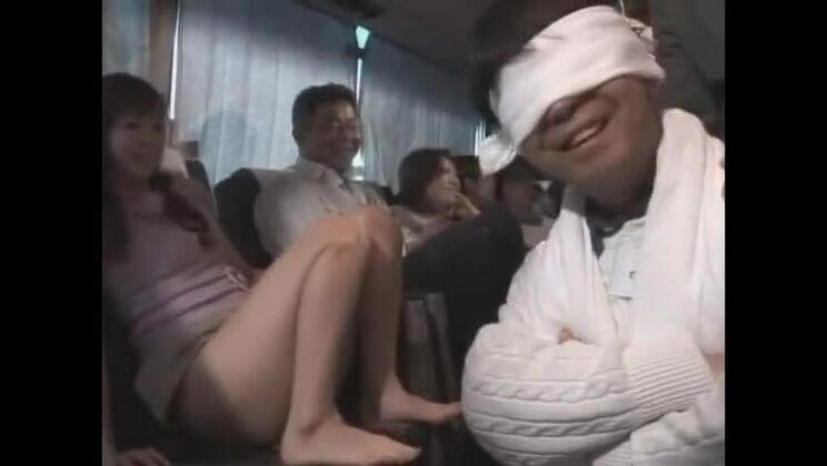 Лучшие японские девушки Мики Кандзаки, Чисато Шоуда, Рири Коуда в групповом сексе на публике (JAV-клип)