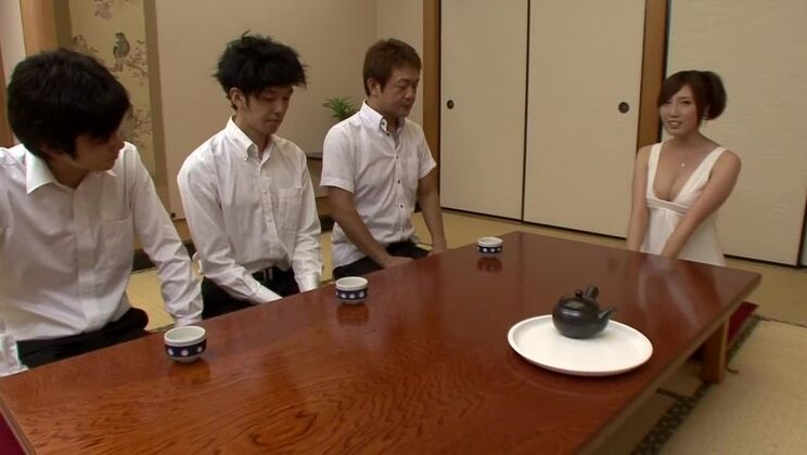 Самая горячая японская шлюха в фильме «Невероятные подростки», сцена минета в японском порно.