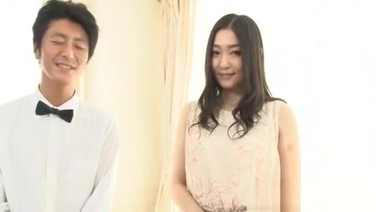 Азиатская монахиня сходит с ума с волосатой пиздой.