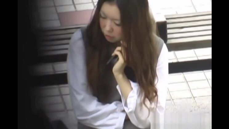 Японская девушка-подросток извергает мочу.