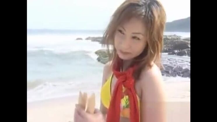 Похотливая красотка Мами получает удовольствие от большого мясного штыка.