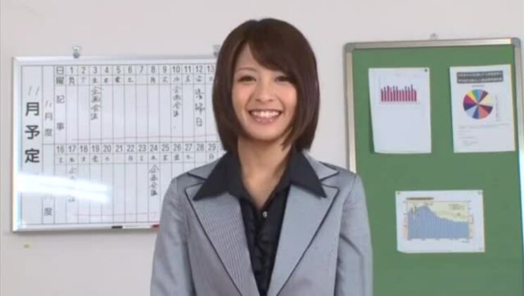 Юки Нацуме, очаровательная азиатская девушка, мастурбировала.