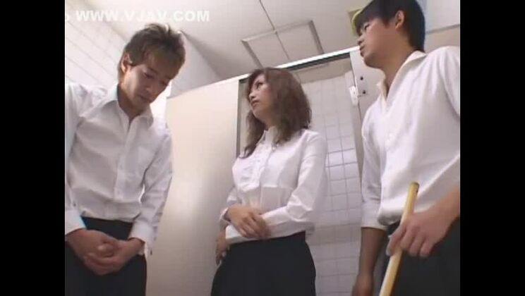 Удивительная японская шлюха Анна Акизуки в лучшей сцене JAV с тройным сексом.