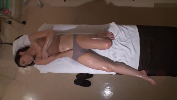 Её мокрая от возбуждения пизда горит огнём, и она кончает.