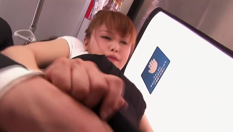 Сумасшедшая японская девушка в самой горячей сцене с минетом на публике (JAV).