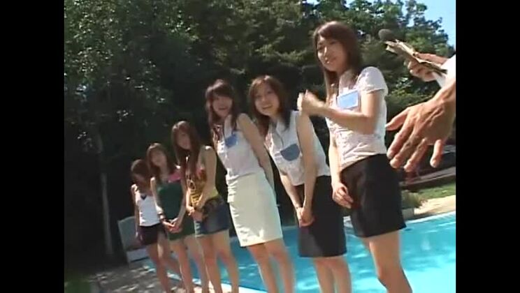 Сексуальная японская модель в потрясающем публичном лесбийском/резубианском JAV-видео.