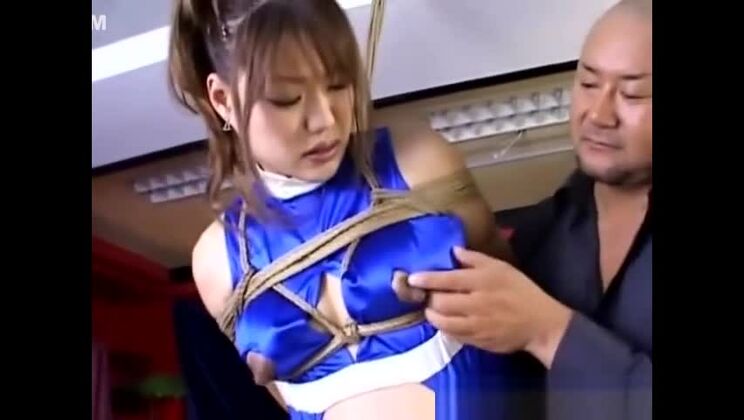 Азиатская беременная женщина в бондаже, дойная