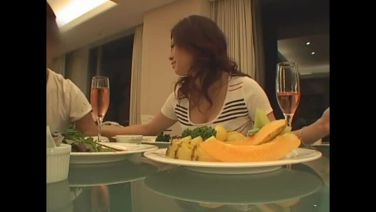 Безумная японская шлюха Нацу Юки в потрясающем видео JAV с чулками/пансуто, минетом/ферой.