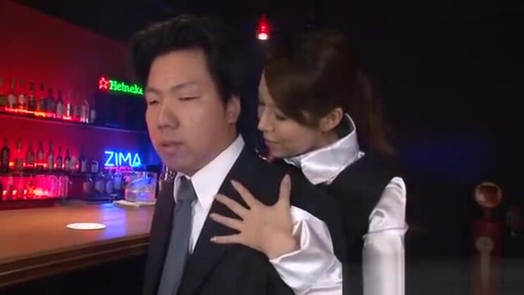 Стройная азиатка доставляет себе удовольствие.