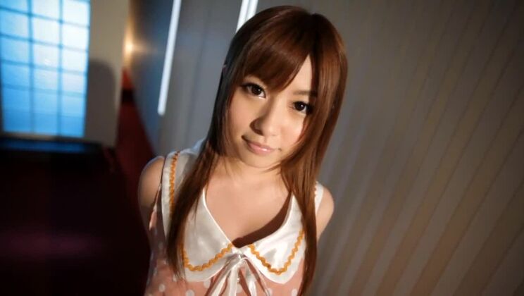 Великолепная японская девушка Кокоми Нарусэ в самой горячей сцене из японского порно с большой грудью и чулками.