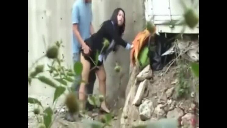 Японская девушка-подросток занимается сексом на публике 1