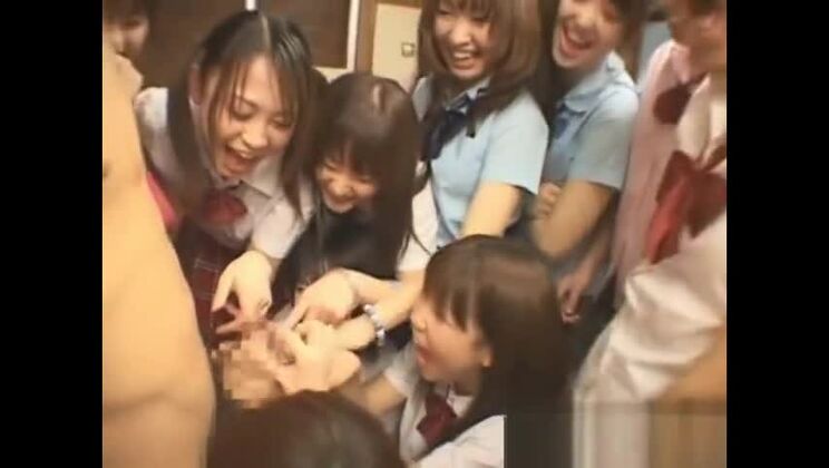 Японская порнозвезда и другие девушки занимаются сексом