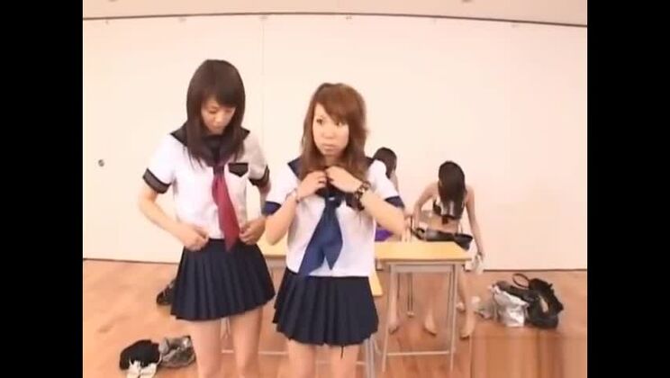 Рэнди играет с кисками