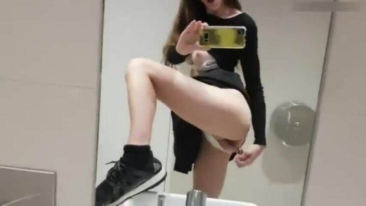 Удушение в общественном туалете