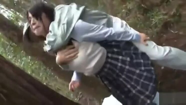 «Блондинка-подросток в школьной форме играет с двумя членами на открытом воздухе»,