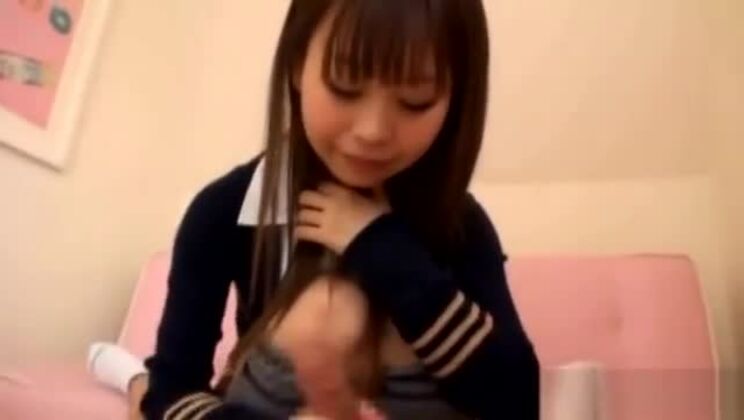 Милая японская школьница-подросток