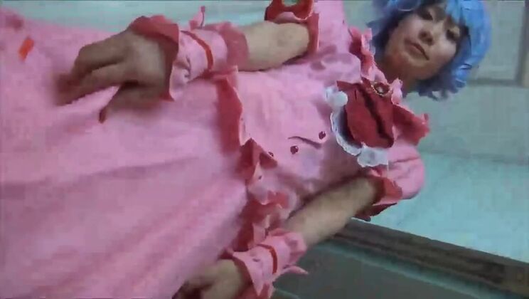 Косплей Ремилия Скарлет показывает свои трусики