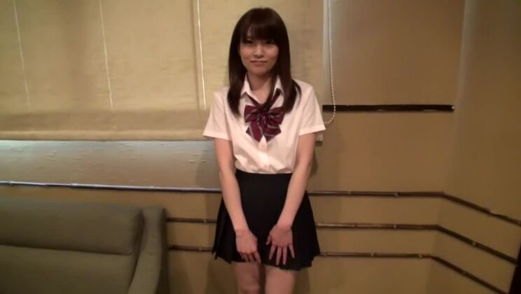 Невероятная японская девушка в порнофильме "Возбужденные подростки, мастурбация"