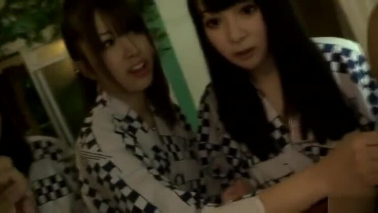 Сексуальная пышногрудая восточная девушка-подросток Кёко Маки ласкает свою вагину пальцами.