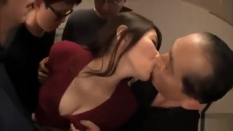 Горячий азиатский секс втроём и групповой секс.