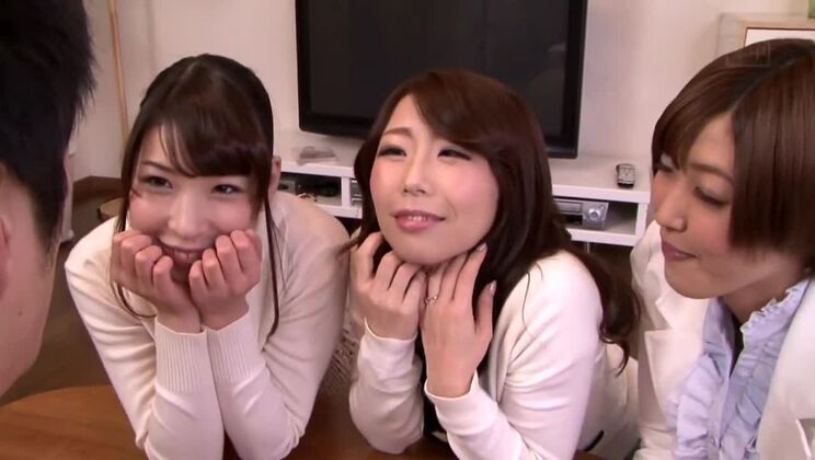 Возбужденная японская модель в потрясающем групповом сексе, MILF-порнофильм.