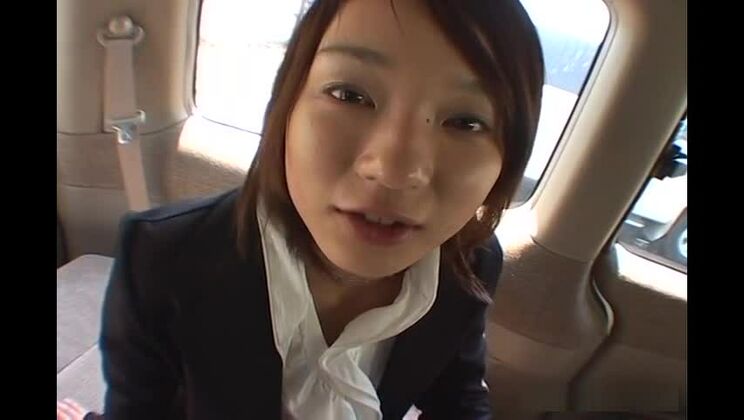 Ай Тоно садится в машину и занимается хардкорным сексом.