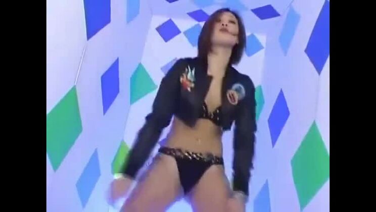 Сексуальная азиатская красотка раздевается под техно