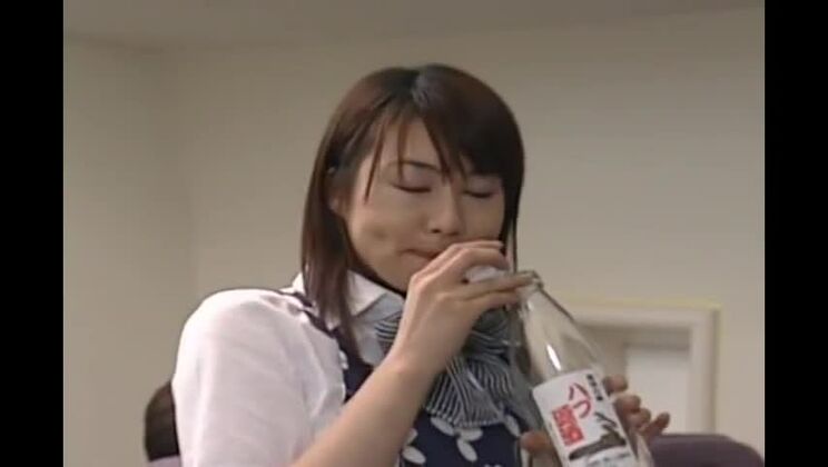 Сексуальная японская девушка Мао Айдзава в потрясающей сцене с эякуляцией на лицо.