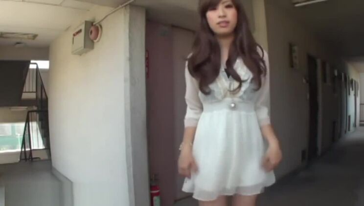 Азиат мочится в канализацию