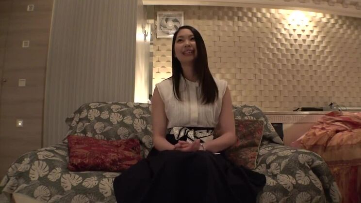 Красивая женщина, вздыхающая под ругань.