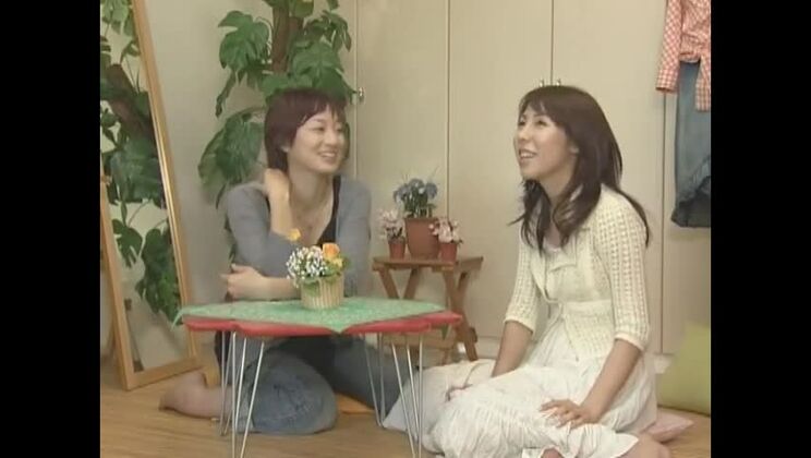 Потрясающая японская девушка Мики Карасава в самой горячей сцене с использованием страпона и нижнего белья в японском порно.