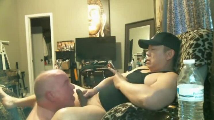 Извращенный дедушка обожает мочу и сперму!!!