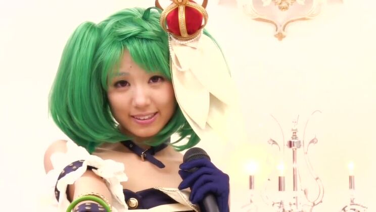 Потрясающая японская девушка в безумном цензурированном JAV-видео с фингерингом и минетом.