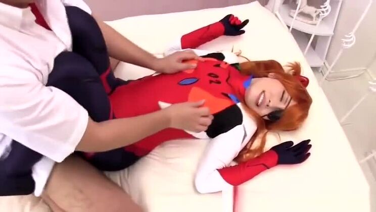 Горячая азиатка получает ласки в задницу от похотливого парня