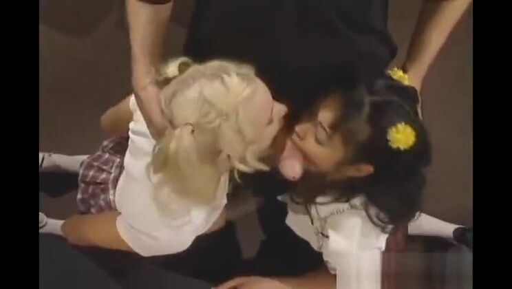 Азиатская шлюха сосет член втроем, часть 2