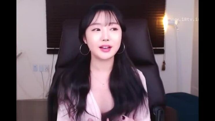 Корейская красавица играет со своей большой грудью