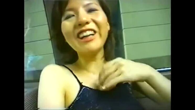 японская девушка раздевается на улице