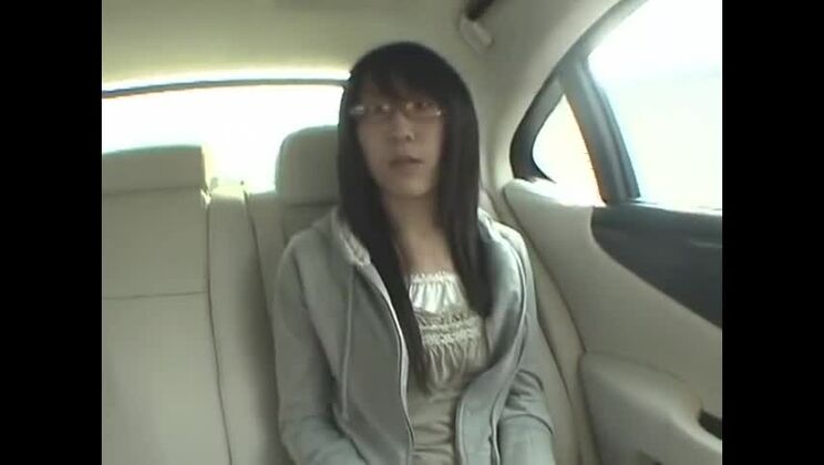 Возбужденная японская девушка в порнофильме с безумно маленькой грудью.