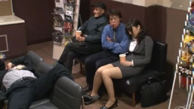 Лапаться в кинотеатре