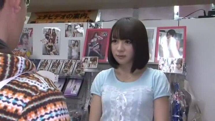 Невероятная японская девушка Хитоми Фудзивара в порнофильме "Безумный минет, глотание спермы"