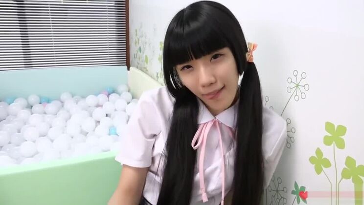 ЯПОНСКАЯ ДЕВУШКА-ПОДРОСТОК ЛИЗАЕТ СОСИску