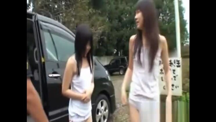 Знойная восточная красавица Чива Осаки получила в подарок большую сосиску.