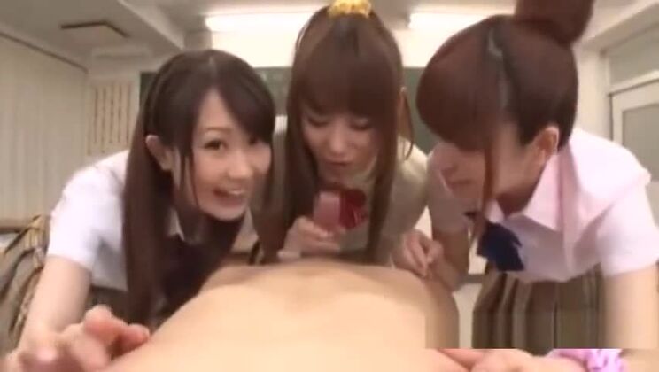 Три школьницы мастурбируют и сосут член парня, кончают ему в рот, сперма разлетается по всему телу.