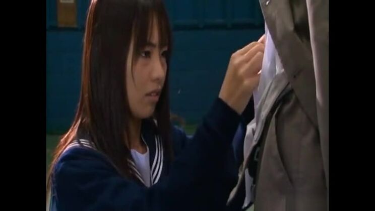 Хикару Аюхара, японская школьница, делает минет.