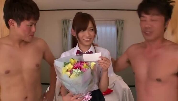 Красивая плоскогрудая азиатская девушка-подросток жестко сосет член