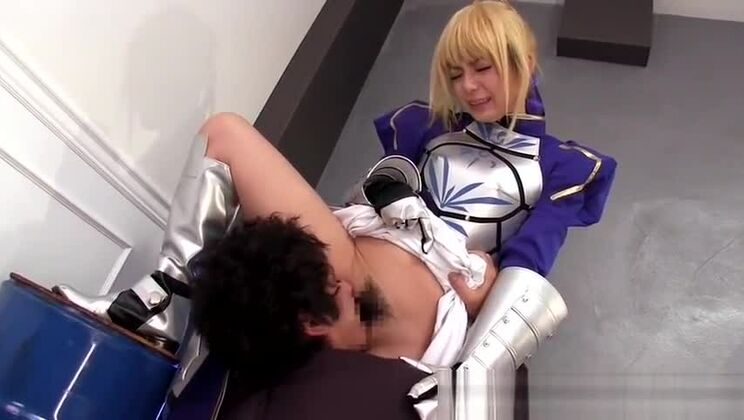 Азиатская красотка в косплее получает горячую порцию спермы в свою вагину